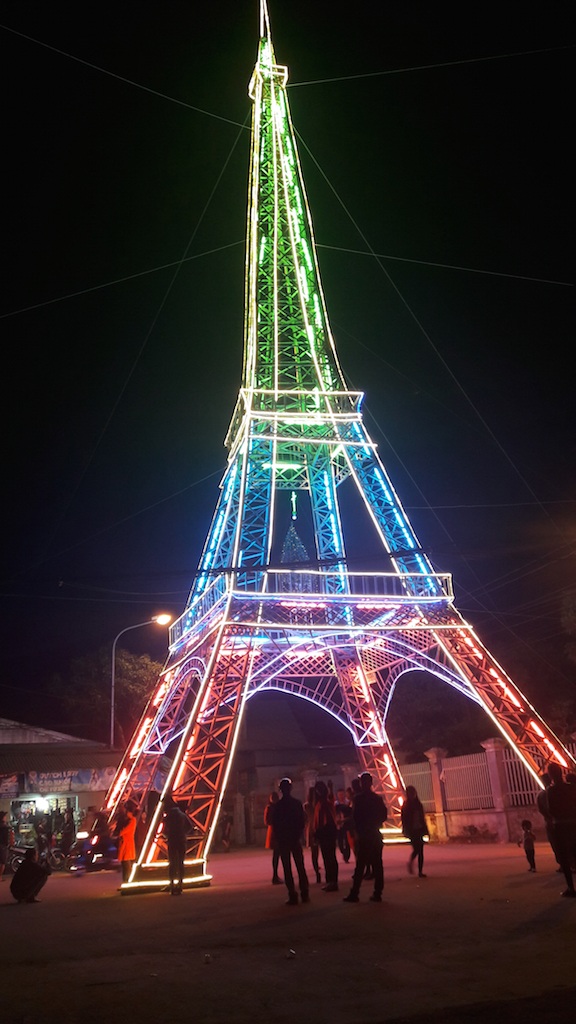 Giáo dân Xứ Nghệ làm “Tháp Eiffel” đón Giáng sinh độc nhất Việt Nam - 3