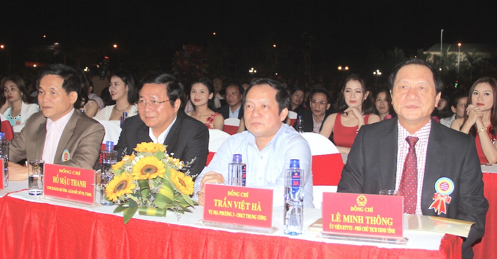 Các đại biểu về tham dự lễ.