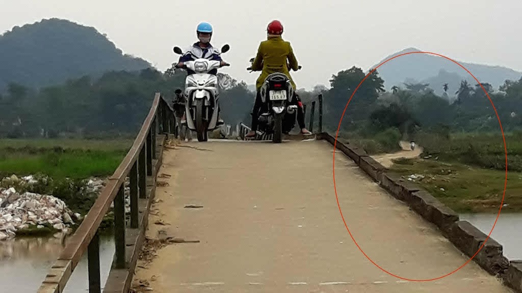 Nghệ An: Rùng mình qua cây cầu "13 tuổi"... xuống cấp nghiêm trọng! - 1 Cầu Tam Liên xuống cấp nghiêm trọng, mất ATGT.