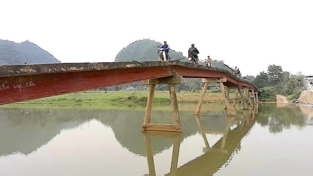 Nghệ An: Rùng mình qua cây cầu "13 tuổi"... xuống cấp nghiêm trọng! - 3 Nghệ An: Rùng mình qua cây cầu "13 tuổi"... xuống cấp nghiêm trọng! - 3