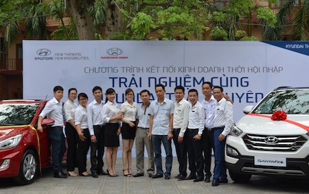 Sức nóng của hội thảo “Kết nối kinh doanh thời hội nhập” - 4 Hyundai Thái Nguyên - nhà tài trợ chính của chương trình
trưng bày sản phẩm tại hội thảo