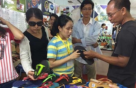 Đại gia Thái "đổ bộ", doanh nghiệp Việt "ngơ ngác" - 1 Hàng Thái xâm nhập thị trường Việt Nam ngày càng mạnh mẽ
thông qua các hội chợ. Ảnh: Tú Uyên