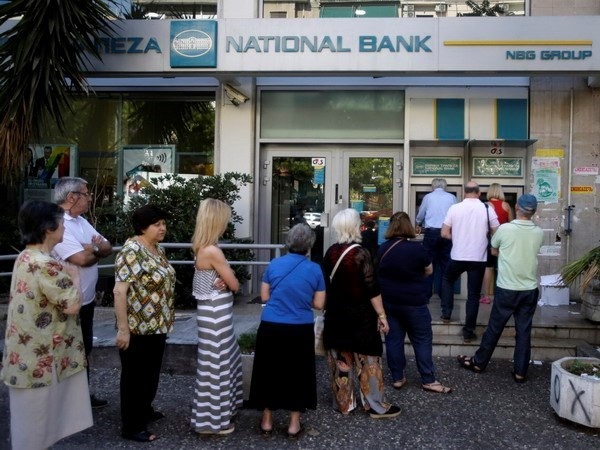 Người dân Hy Lạp xếp hàng để rút các khoản tiền ít ỏi từ ATM