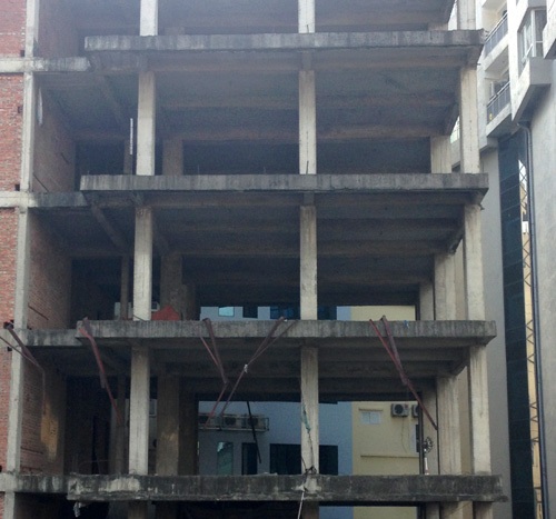 Sau nhiều năm để hoang, tòa nhà đã bắt đầu có dấu hiệu xuống cấp các hạng mục công trình