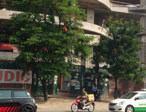 Tháp xám: “Di sản” hoang lạnh giữa Thủ đô - 16 Vỉa hè của những dự án này đang bị cày xới,