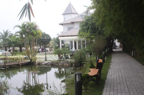 Bạch Dinh đi mỏi chân, xe sang phủ bụi của đại gia Thanh Hóa - 7 Hàng ngày, ông thuê người đến chăm sóc vườn cây ao cá, trông coi bảo vệ khu dinh thự... giúp mình.