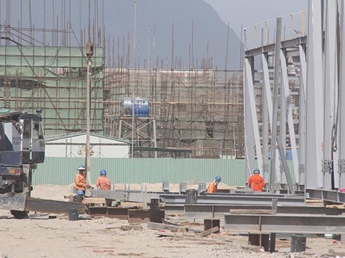 Nhiều đề xuất "lạ" của Formosa - 1 Công nhân đang thi công tại dự án của Formosa ở Khu Kinh tế Vũng Áng Ảnh: Thế An