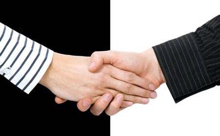Những quyết định bán đứt hay một phần DN đã mang về cho các đại gia cả núi tiền
