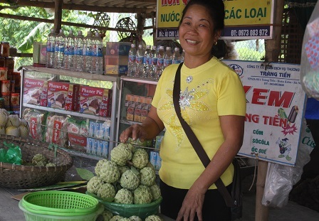 Thương lái Trung Quốc thu mua hạt na ở Lạng Sơn - 2 Bà Bình cho biết các thương lái thu mua hạt na bán sang Trung Quốc từ khoảng 2 tháng nay.