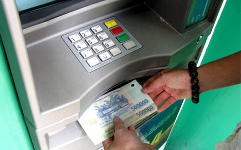 Phí ngân hàng tròng cổ khách - 1 Người tiêu dùng hàng tháng phải trả rất nhiều loại phí để nuôi thẻ ATM