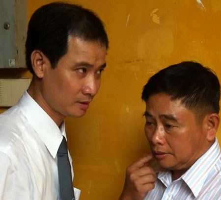 Ngôi nhà mặt tiền rộng hàng ngàn mét vuông của ai? - 1 Ông Phương (bên phải) cùng luật sư Nguyễn Tấn Thi.