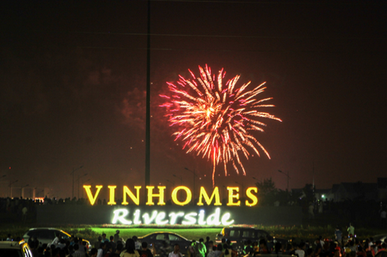 Pháo hoa rực sáng tại Vinhomes Riverside nhân ngày kỷ niệm Giải phóng Thủ đô