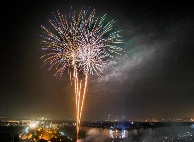 Màn trình diễn pháo hoa rực rỡ sắc màu tại Vinhomes Riverside