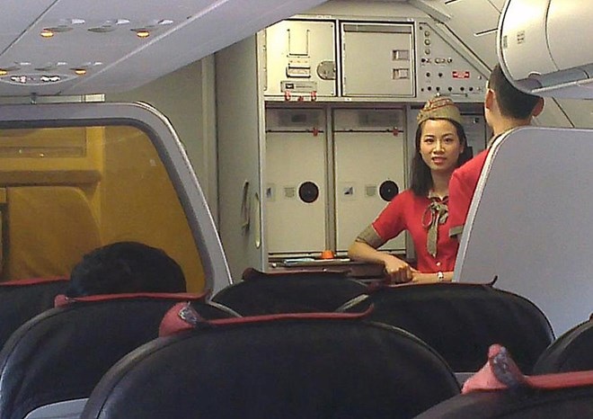 Hành khách Việt đi máy bay: Từ thóa mạ đến… xé áo nhân viên hàng không