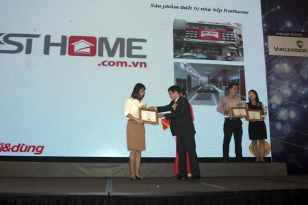BestHome đạt giải thưởng “Tin & Dùng Việt Nam 2014” - 1 Đại diện BestHome nhận giải Đơn vị cung cấp thiết bị nhà bếp tốt nhất