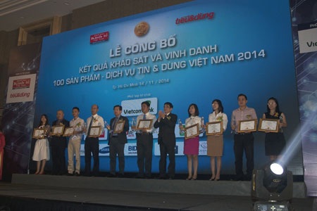BestHome đạt giải thưởng “Tin & Dùng Việt Nam 2014” - 2 Đại diện siêu thị bếp BestHome cùng các đơn vị nhận giải tại Lễ Công Bố