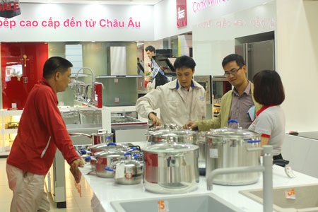 BestHome đạt giải thưởng “Tin & Dùng Việt Nam 2014” - 4 Đại diện siêu thị bếp BestHome cùng các đơn vị nhận giải tại Lễ Công Bố