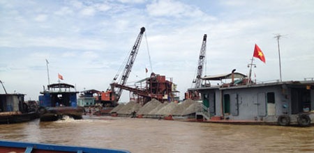 Vụ 200 cảnh sát bắt cát tặc: Thu giữ 51 con “quái vật” ăn cát - 1 Tàu của “cát tặc” ngang nhiên hút cát trước thời điểm bị bắt giữ