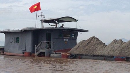 Vụ 200 cảnh sát bắt cát tặc: Thu giữ 51 con “quái vật” ăn cát - 2 Một con “quái vật” vừa hút cát đầy ứ lên khoang thuyền