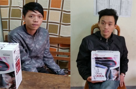 2 đối tượng vận chuyển 200.000 USD giả. Ảnh: Đội 5