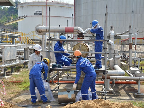 Cẩn trọng với dự án lọc dầu - 1 Công nhân đang bảo dưỡng định kỳ nhà máy lọc dầu Dung Quất Ảnh: Tử
