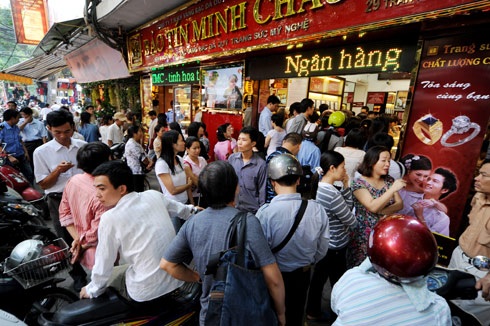 Dân thờ ơ, đại gia phòng thủ, vàng mất thế - 1 Dân thờ ơ, đại gia phòng thủ, vàng mất thế
