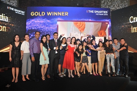 Đại diện công ty Mindshare nhận thưởng tại lễ trao giải