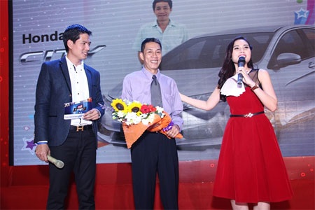 Trao giải chương trình “Đón bình minh – rinh quà khủng” - 2 Ông Bùi Văn Chung (giữa) – khách hàng trúng Giải Đặc biệt 01 Xe Oto Honda City 2014