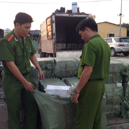 Đại biểu Quốc hội phân vân với đề xuất tăng thuế TTĐB đối với thuốc lá - 2 Cơ quan công an đã triệt phá nhiều vụ buôn lậu thuốc lá với số lượng lớn.