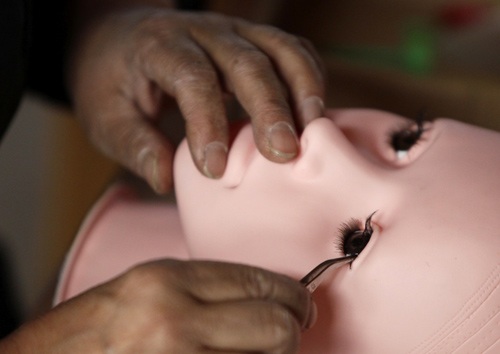 Cảnh khó tin về công nghiệp búp bê tình dục - 2 Công đoạn gắn mi