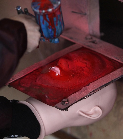 Cảnh khó tin về công nghiệp búp bê tình dục - 3 Sơn môi