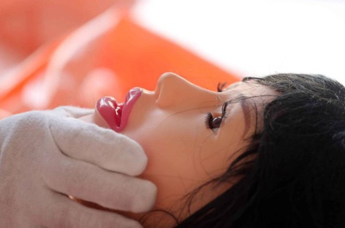 Cảnh khó tin về công nghiệp búp bê tình dục - 4 Gắn tóc giả