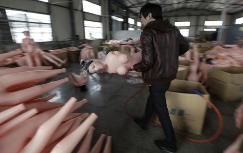 Cảnh khó tin về công nghiệp búp bê tình dục - 7 Mỗi năm nhà máy này cung cấp ra thị trường hàng nghìn các sản phẩm.