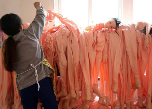 Cảnh khó tin về công nghiệp búp bê tình dục - 8 Mỗi năm nhà máy này cung cấp ra thị trường hàng nghìn các sản phẩm.