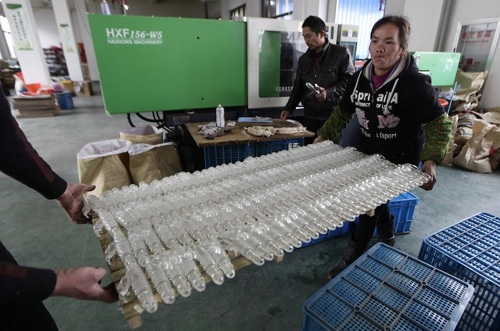 Cảnh khó tin về công nghiệp búp bê tình dục - 9 Giá thành rẻ và đa dạng, các loại đồ chơi tình dục của TQ đang được xuất khẩu trên nhiều nước.