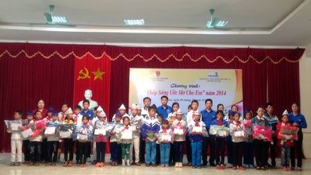 Vietcombank tặng quà cho 100 học sinh nghèo vượt khó tại huyện Kỳ Sơn (Nghệ An) - 1 Vietcombank trao quà tặng cho các em học sinh nghèo vượt khó tại huyện Kỳ Sơn - Nghệ An