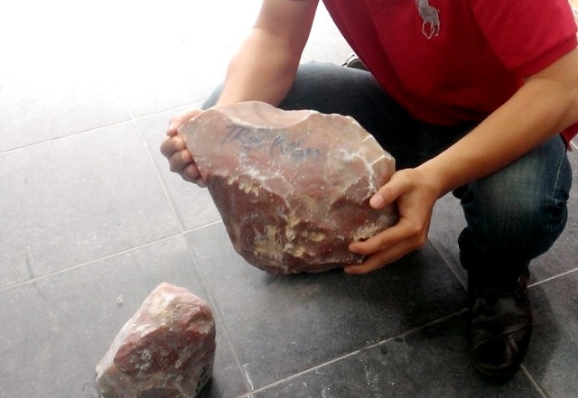 Ôm nợ vì đua nhau mua đá lạ cho thương lái Trung Quốc