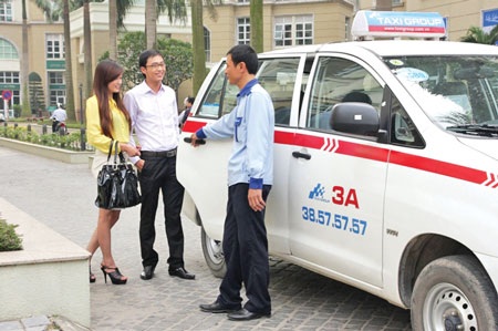 Xăng giảm 9 lần, cước vận tải vẫn nghe ngóng - 1 Từ 7/10, Taxi Group giảm 300 đồng/km từ lúc mở cửa đến km thứ 30