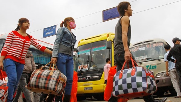 Chi phí đi lại của người Việt: Cao nhất thế giới - 2 Người dân lựa chọn hãng xe tại bến xe Mỹ Đình - Hà Nội. Ảnh: Như Ý.