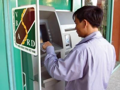 ATM hết tiền, hãy gọi đường dây nóng - 1 Theo phản ánh của người dân, tình trạng ATM hết tiền vẫn diễn ra
