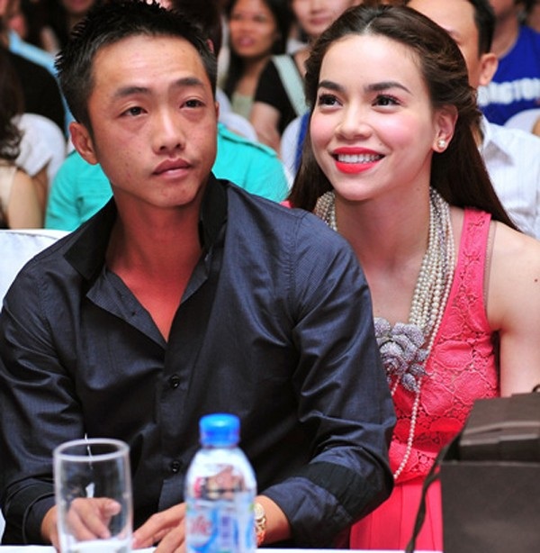 Đầu tháng 7, dư luận sôi sùng sục vì thông tin ca sỹ Hồ Ngọc Hà bỏ chồng