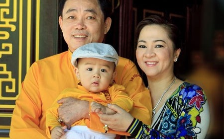 Vợ chồng ông Huỳnh Uy Dũng (Dũng Lò Vôi) nổi như cồn trong năm qua