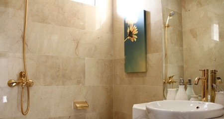 Nội thất trong nhà vệ sinh được dát vàng.