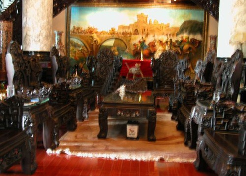 Bộ bàn ghế đồng kị được làm bằng loại gỗ quý hiếm