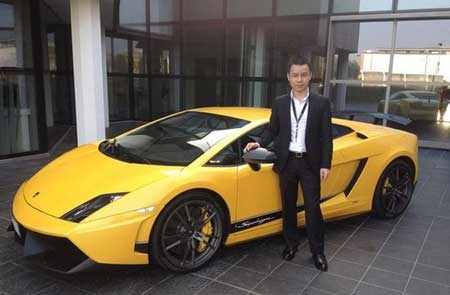 Cường Luxury bên một siêu xe tiền tỷ