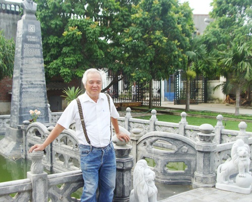 Ông Vũ Hồng Khánh trong khu lăng mộ của mình