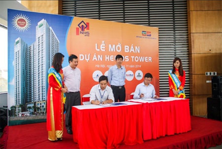 Căn hộ Helios Tower 75 Tam Trinh hút khách - 3 Hình ảnh ký kết hợp đồng của khách hàng với CĐT minh bạch dưới sự chứng kiến của các bên