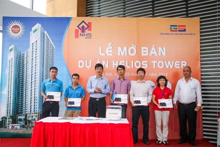 Căn hộ Helios Tower 75 Tam Trinh hút khách - 4 Hình ảnh các khách hàng trúng giải bốc thăm trúng thưởng