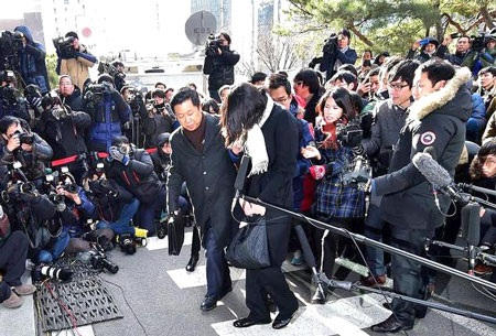 Bà Cho Huyn Ah cúi đầu xin lỗi trước báo giới về sự việc đuổi tiếp viên