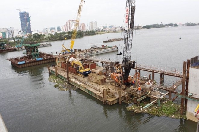 Dự án metro số 1, TPHCM: Nguy cơ đền 2,5 tỉ đồng/ngày vì chờ… một miếng đất - 1 Tuyến metro số 1 đang thi công đoạn qua sông Sài Gòn. Ảnh: Minh Quân